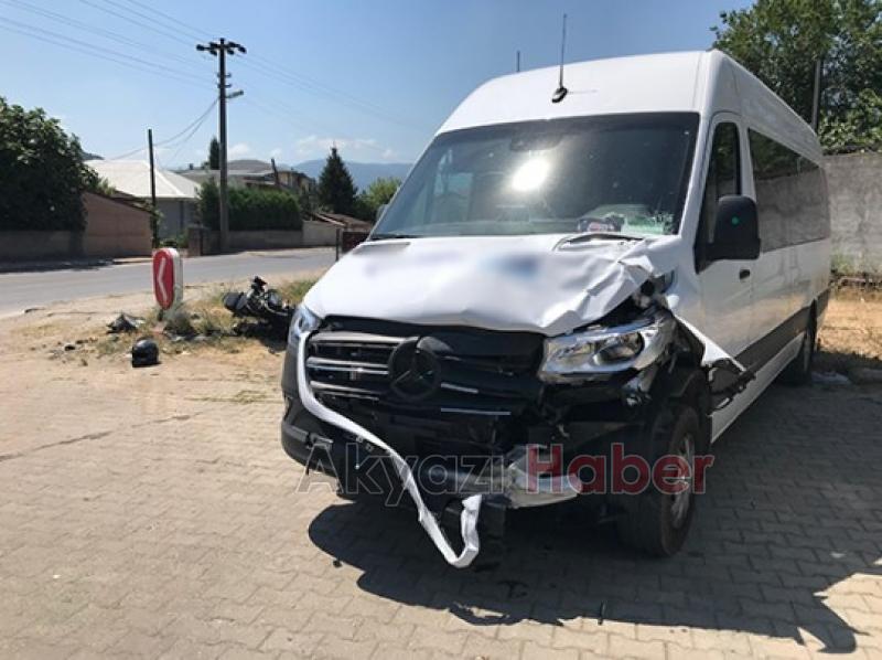 Minibüsle çarpışan motosikletli ağır yaralandı