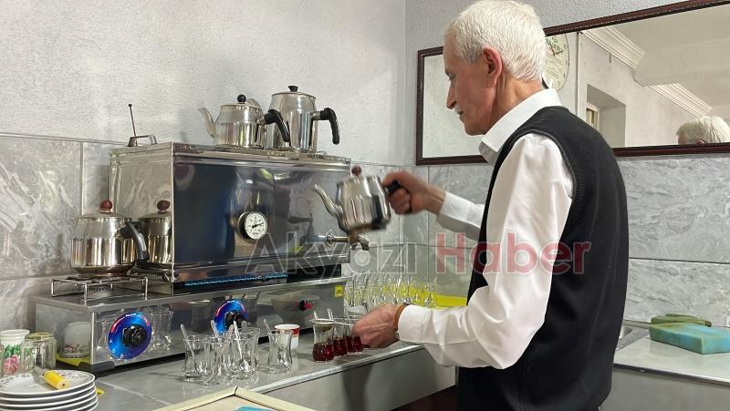 Akyazılı kahveci yarım asırdır takım elbise ile işini yapıyor
