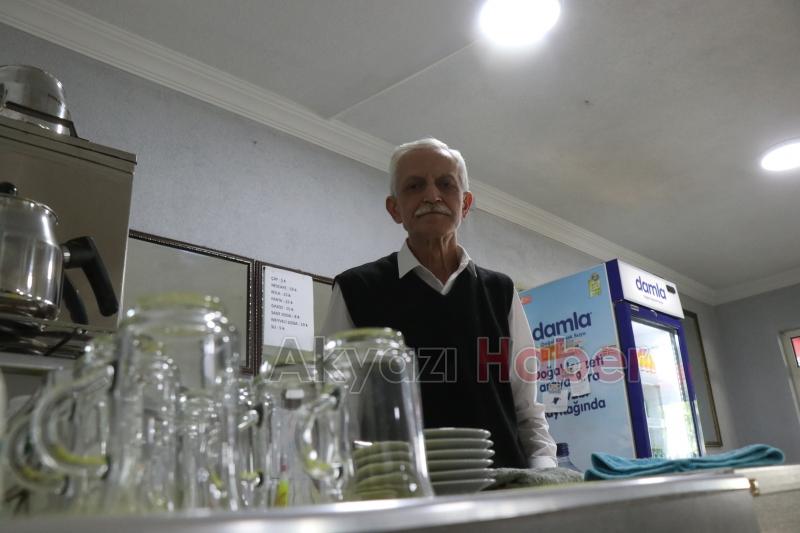 Akyazılı kahveci yarım asırdır takım elbise ile işini yapıyor