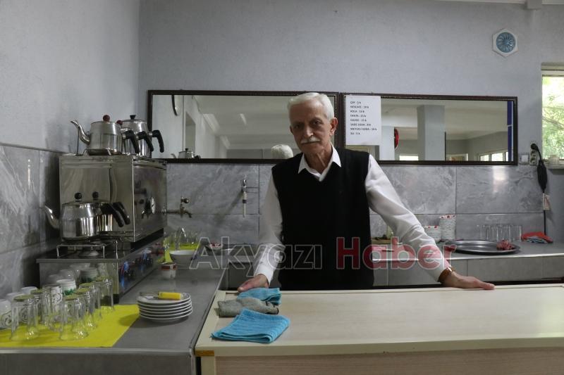 Akyazılı kahveci yarım asırdır takım elbise ile işini yapıyor