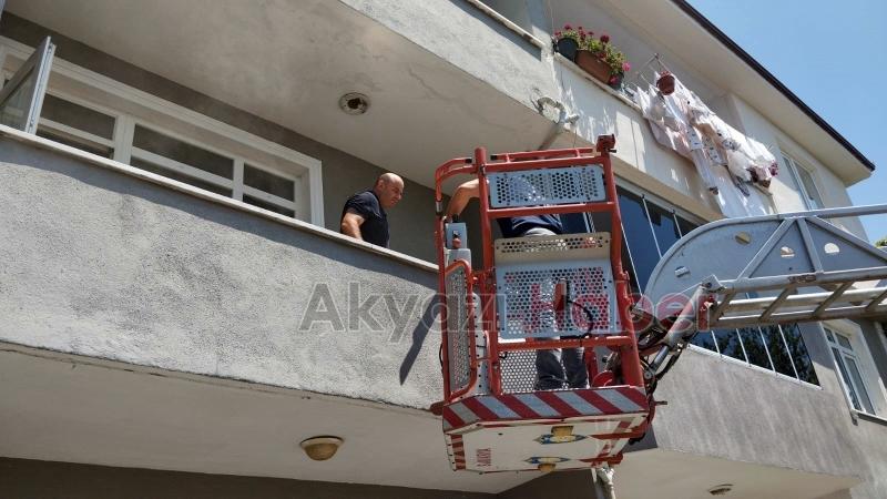 Ayakları kırık olan kişiyi yangından itfaiye kurtardı