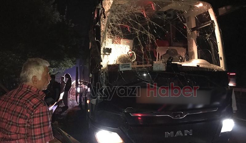 Otoyolda otobüs tıra çarptı