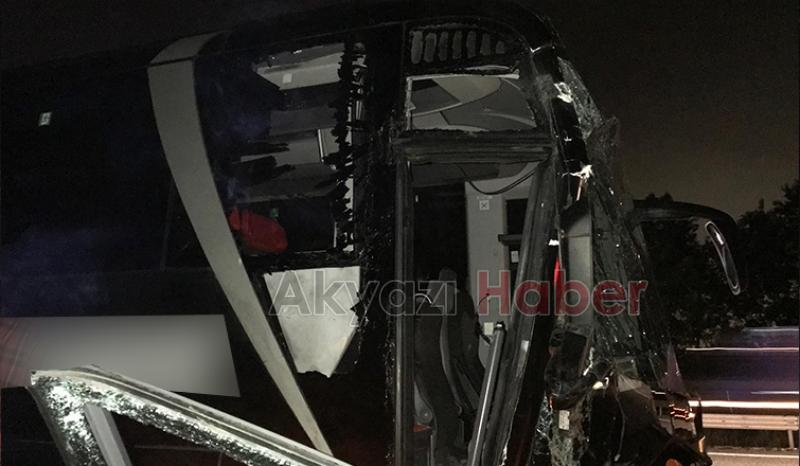 Otoyolda otobüs tıra çarptı