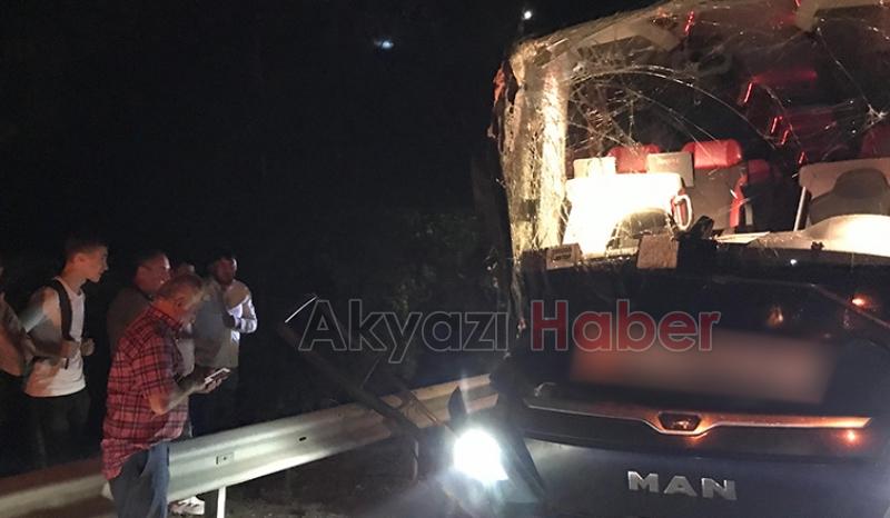 Otoyolda otobüs tıra çarptı