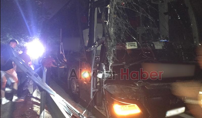 Otoyolda otobüs tıra çarptı