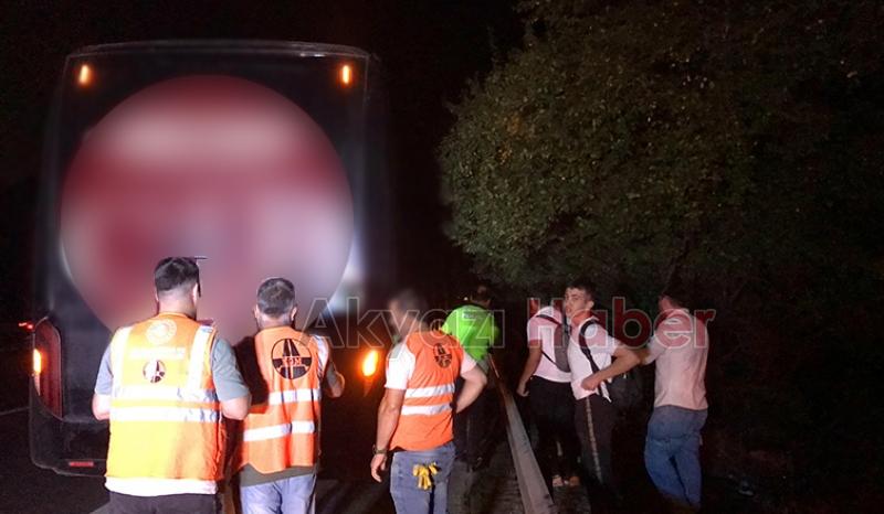 Otoyolda otobüs tıra çarptı