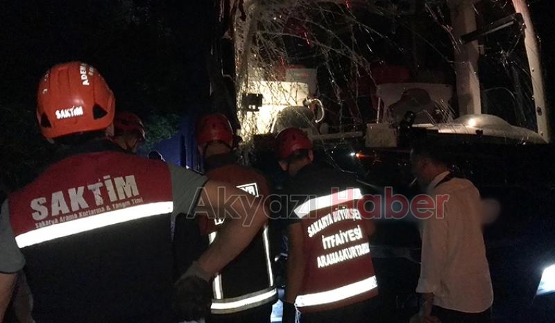 Otoyolda otobüs tıra çarptı