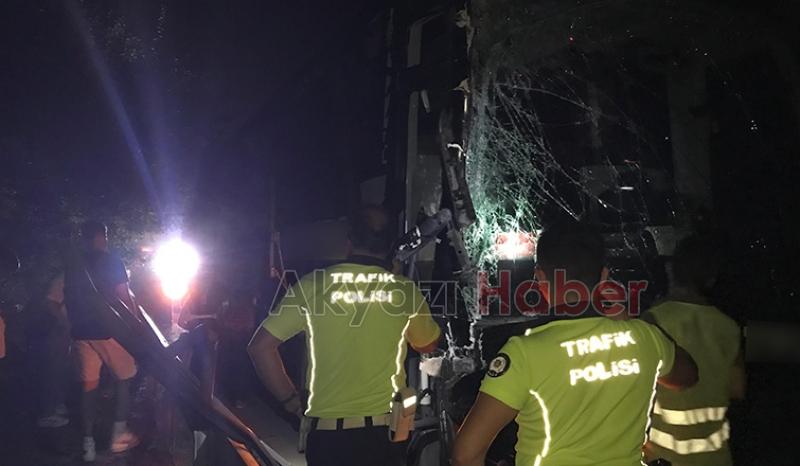 Otoyolda otobüs tıra çarptı