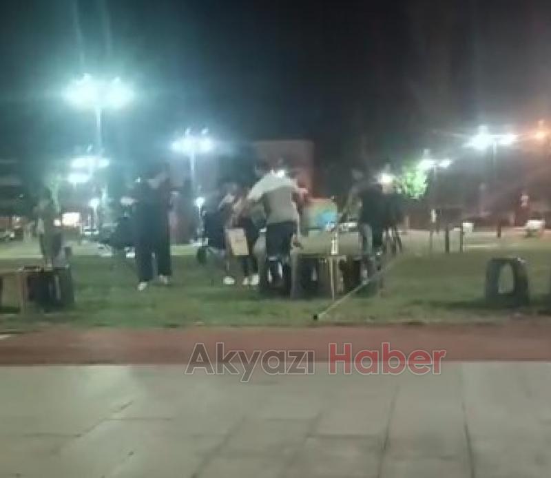 Akyazı SGM Parkı'nda ziyaretçiler sulama sistemi çalışınca kaçıştı