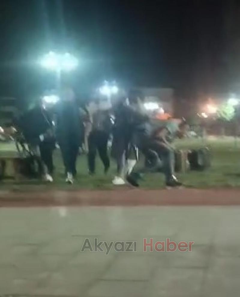 Akyazı SGM Parkı'nda ziyaretçiler sulama sistemi çalışınca kaçıştı