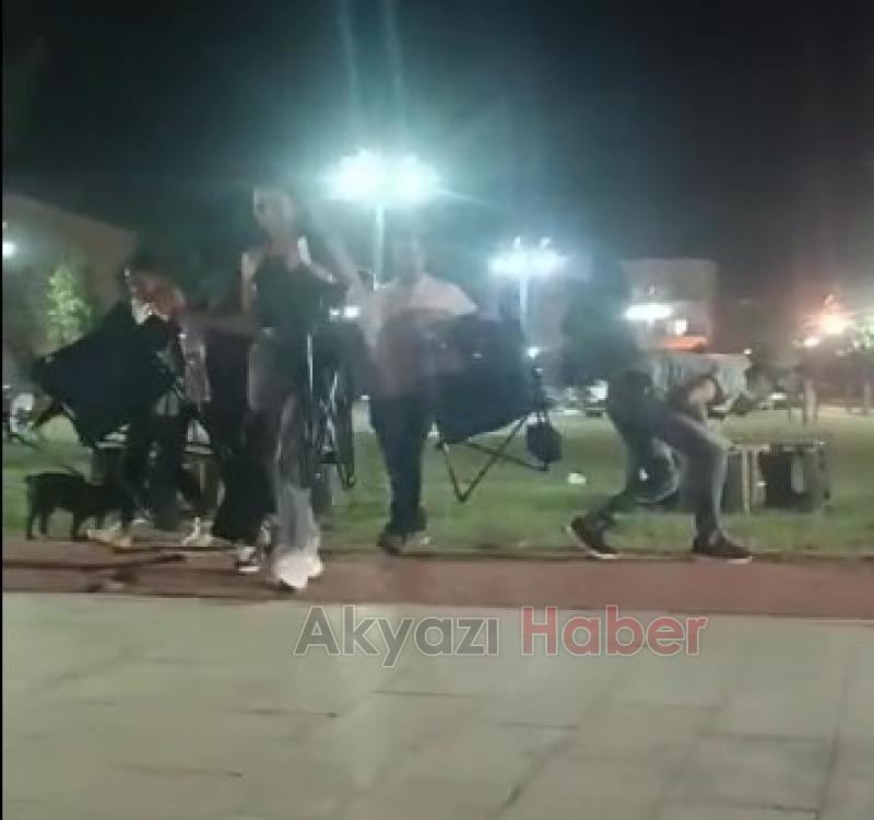 Akyazı SGM Parkı'nda ziyaretçiler sulama sistemi çalışınca kaçıştı