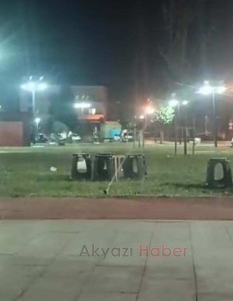 Akyazı SGM Parkı'nda ziyaretçiler sulama sistemi çalışınca kaçıştı