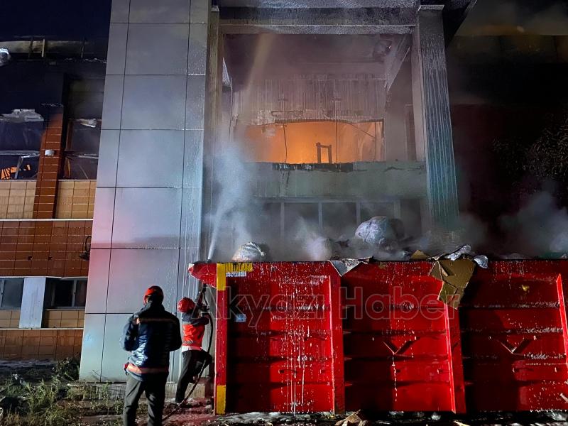 Kozmetik fabrikası yangında kül oldu