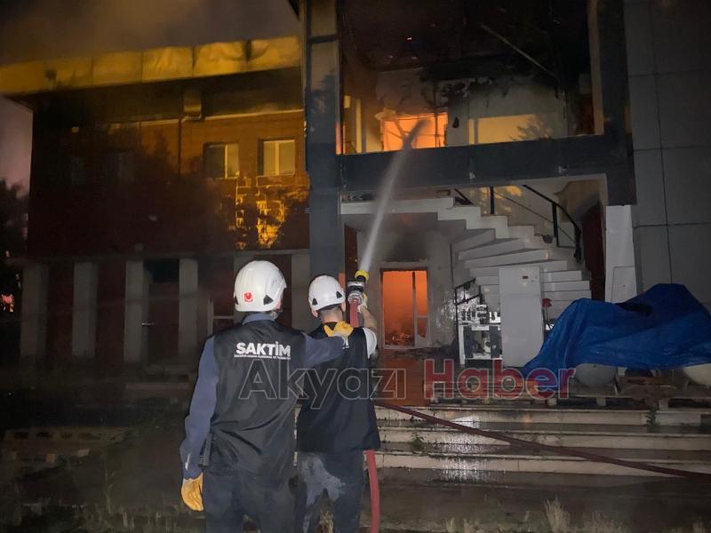 Kozmetik fabrikası yangında kül oldu