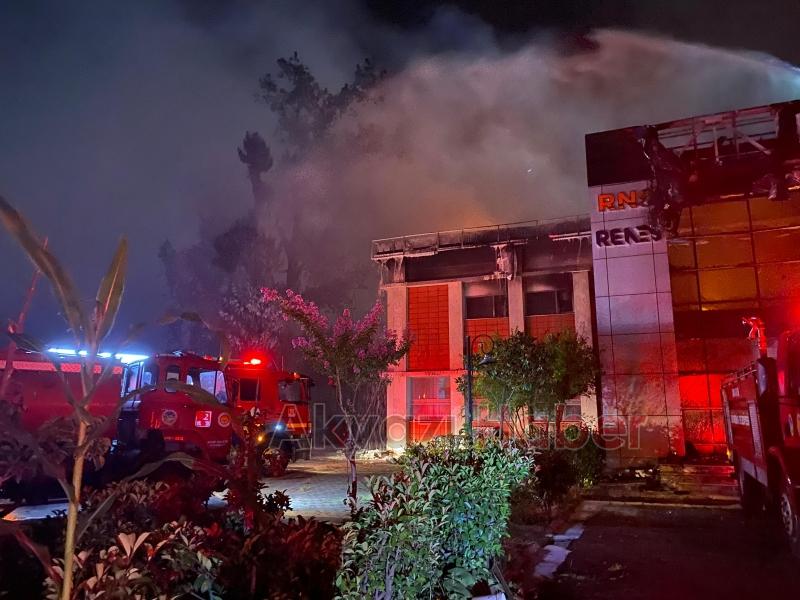 Kozmetik fabrikası yangında kül oldu