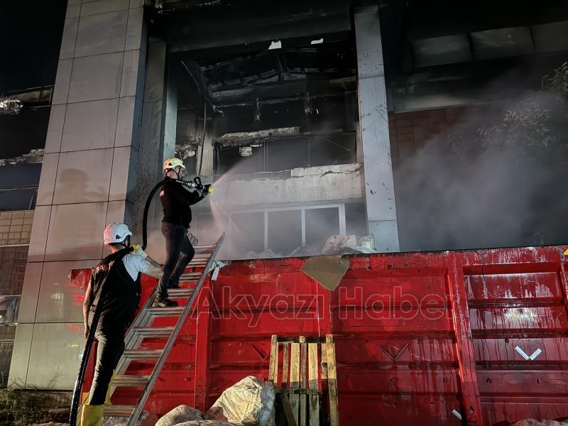 Kozmetik fabrikası yangınından fotoğraflar