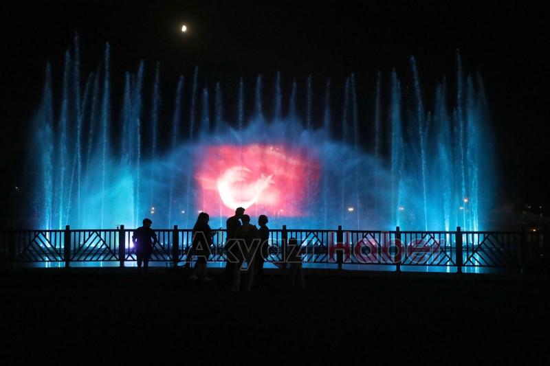 Büyükşehirden hologramlı Türk Bayrağı gösterisi