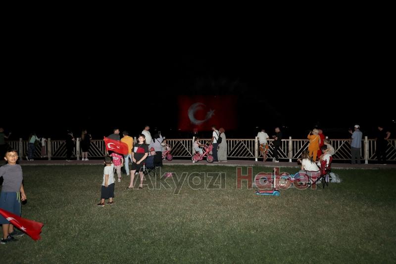 Büyükşehirden hologramlı Türk Bayrağı gösterisi