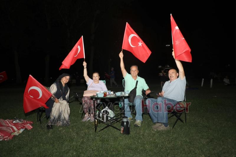 Büyükşehirden hologramlı Türk Bayrağı gösterisi