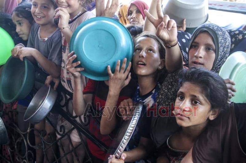 Gazze'de yerinden edilen Filistinlilere yemek dağıtıldı