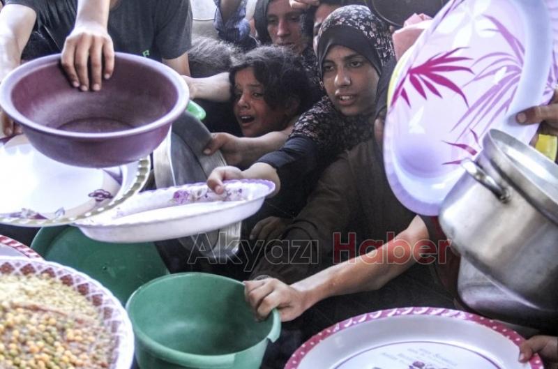 Gazze'de yerinden edilen Filistinlilere yemek dağıtıldı