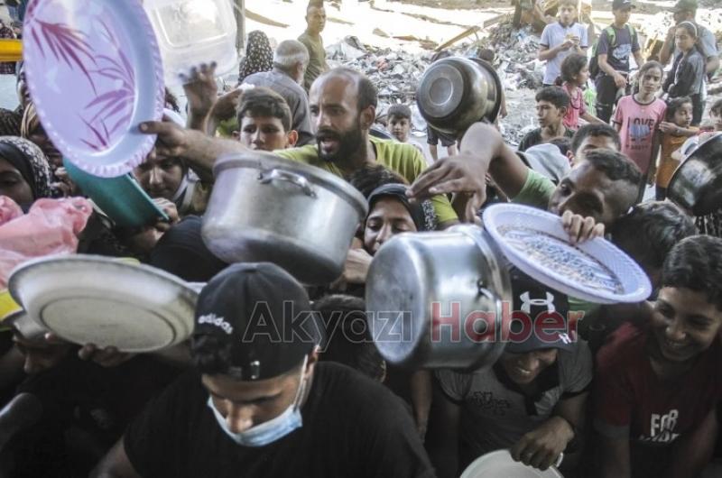 Gazze'de yerinden edilen Filistinlilere yemek dağıtıldı