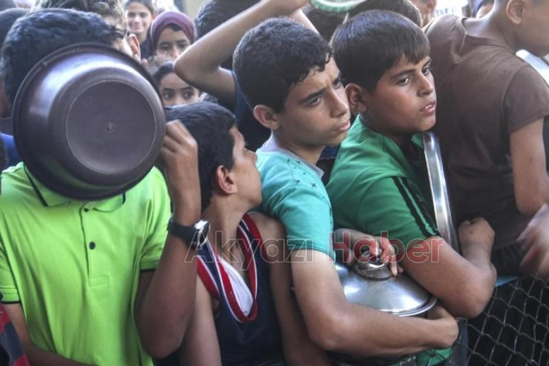 Gazze'de yerinden edilen Filistinlilere yemek dağıtıldı