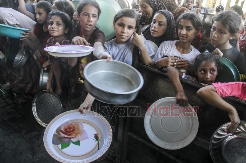 Gazze'de yerinden edilen Filistinlilere yemek dağıtıldı
