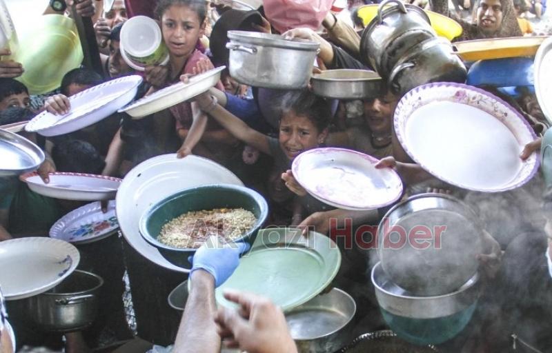 Gazze'de yerinden edilen Filistinlilere yemek dağıtıldı