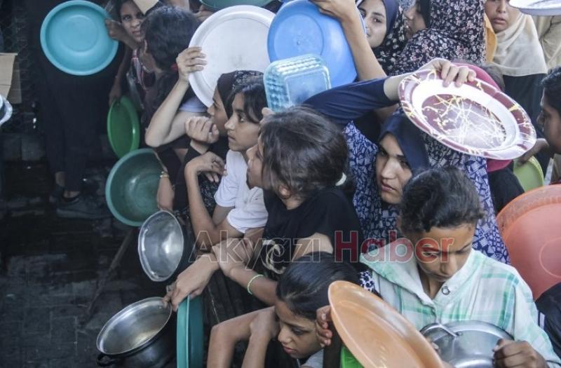 Gazze'de yerinden edilen Filistinlilere yemek dağıtıldı