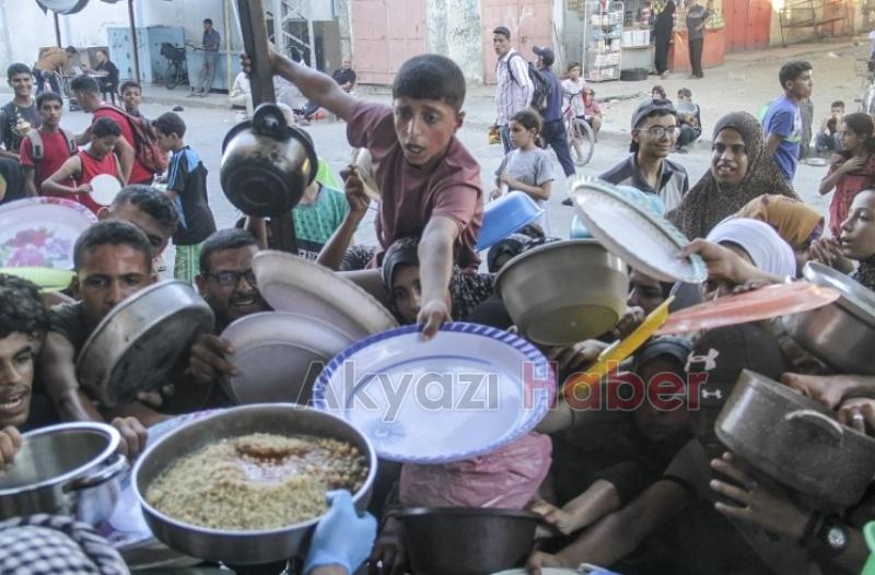Gazze'de yerinden edilen Filistinlilere yemek dağıtıldı