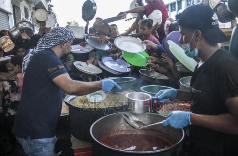 Gazze'de yerinden edilen Filistinlilere yemek dağıtıldı