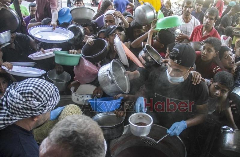 Gazze'de yerinden edilen Filistinlilere yemek dağıtıldı