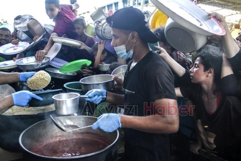 Gazze'de yerinden edilen Filistinlilere yemek dağıtıldı