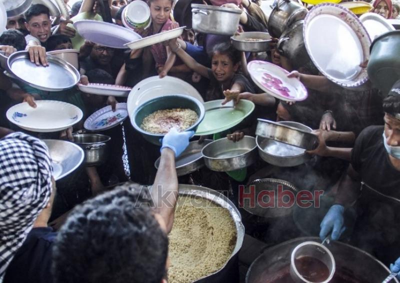 Gazze'de yerinden edilen Filistinlilere yemek dağıtıldı