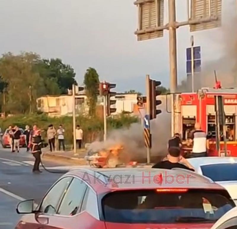 Trafik ışıklarında duran otomobil yandı
