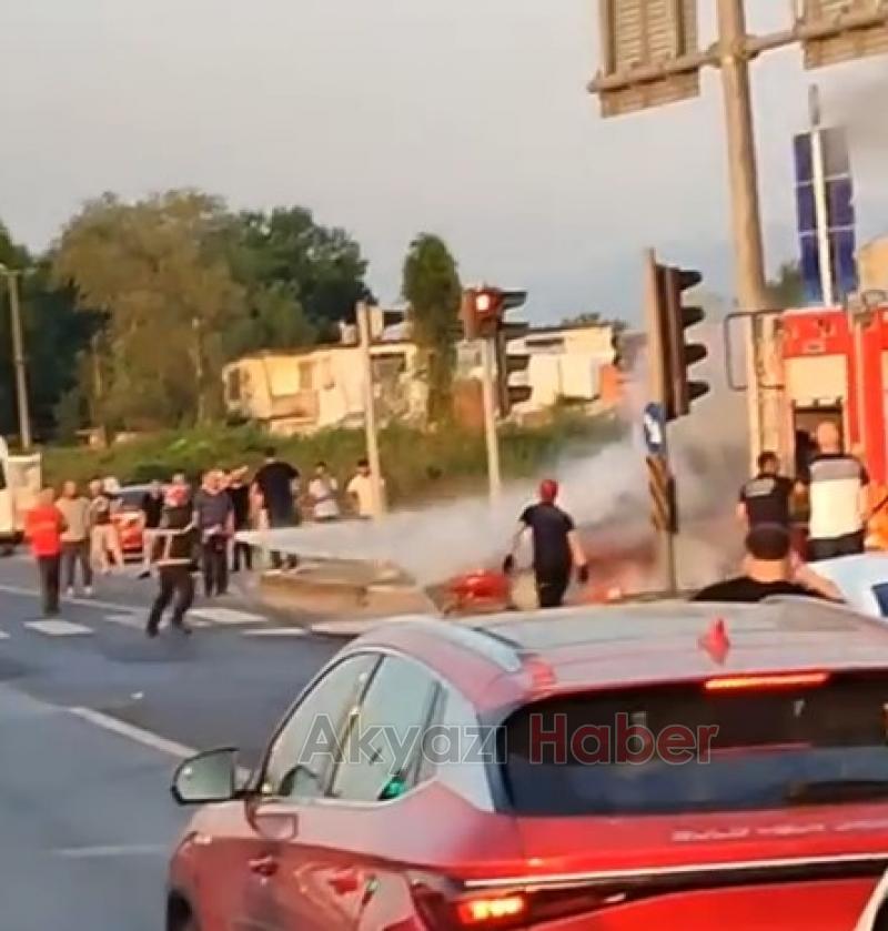 Trafik ışıklarında duran otomobil yandı