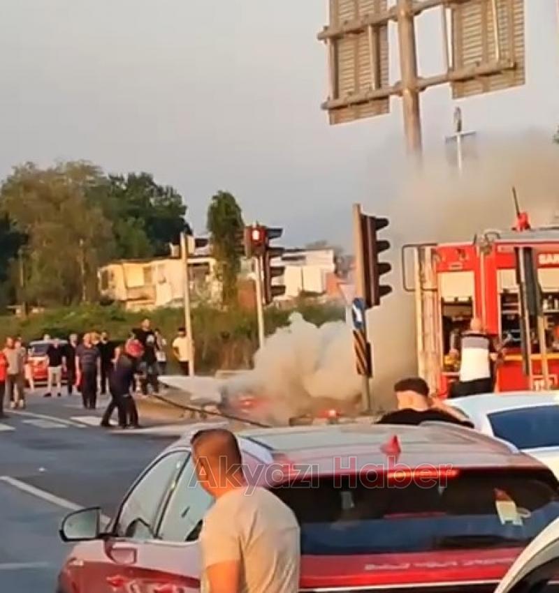 Trafik ışıklarında duran otomobil yandı