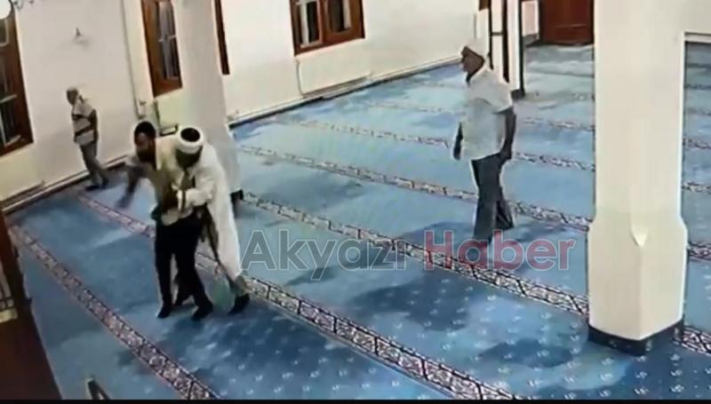 Camide kendini kesmeye kalktı