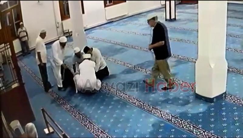 Camide kendini kesmeye kalktı