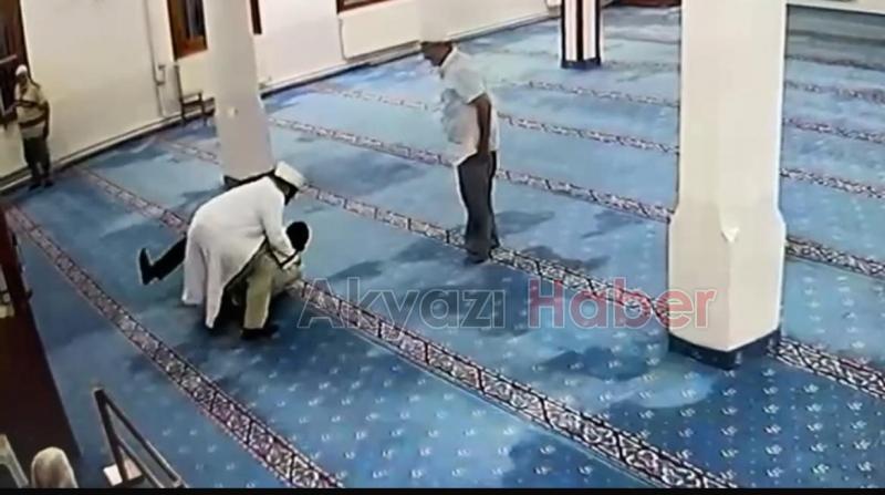 Camide kendini kesmeye kalktı