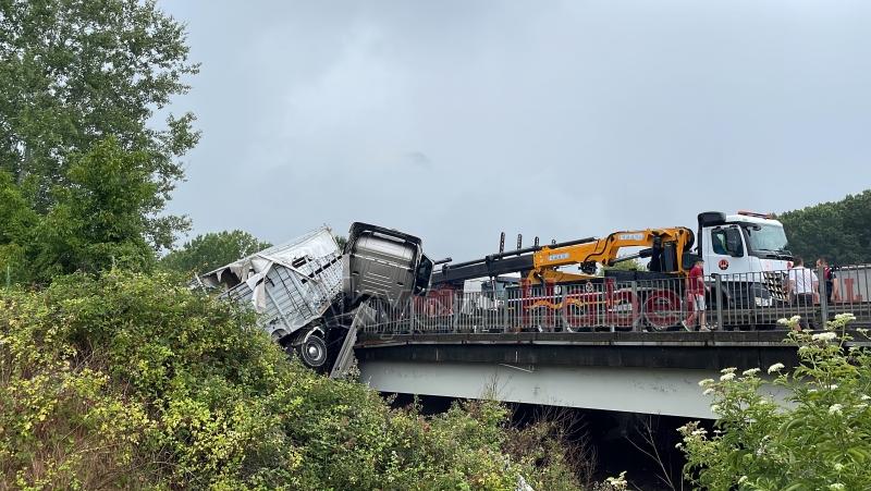Tır asılı kaldı büyükbaş hayvanlar telef oldu