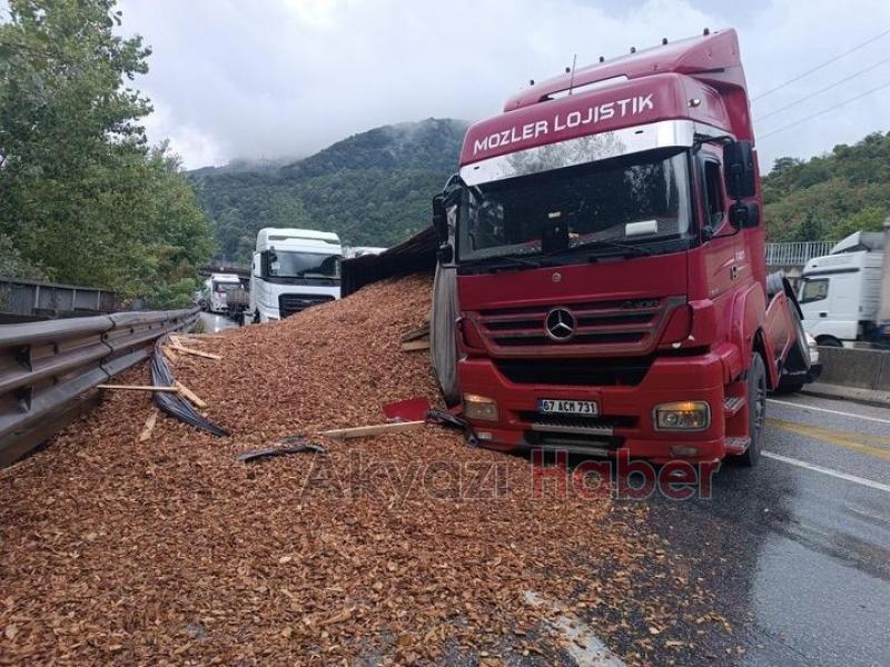 D 650 de tır devrildi trafik durdu