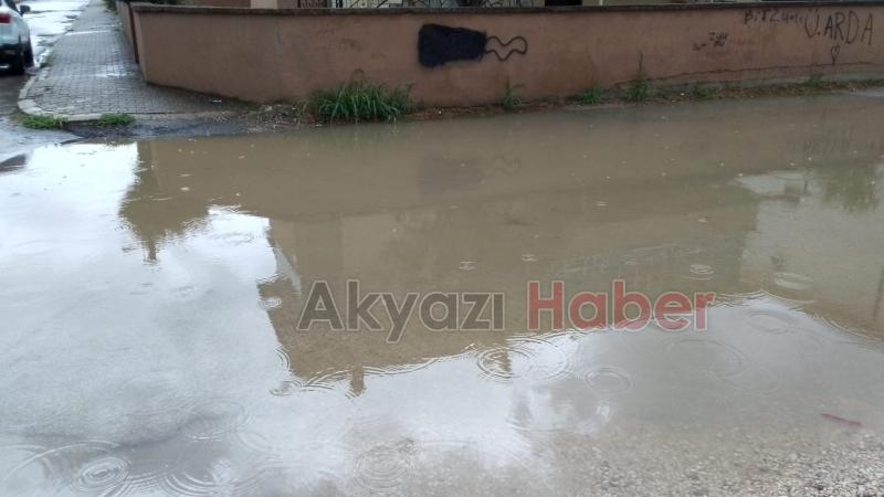Bu sokak her yağmurda göle dönüyor