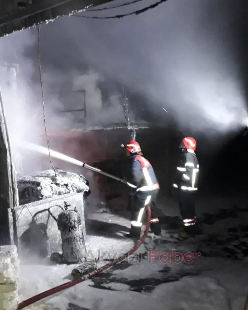 Kauçuk fabrikası alevlere teslim oldu