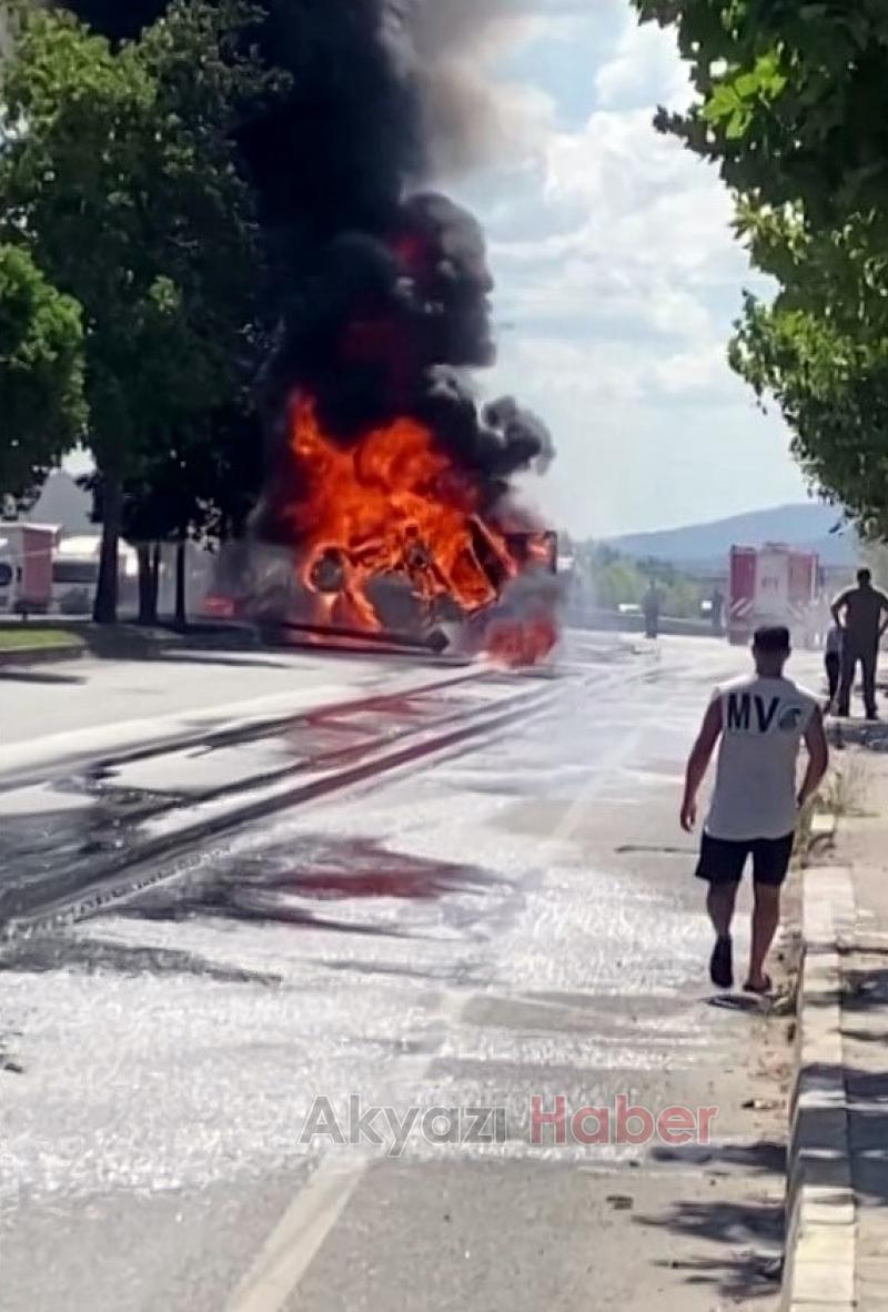 D-650'de kağıt yüklü tır alev topuna döndü