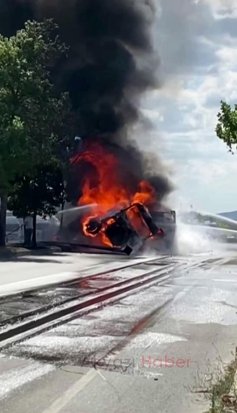 D-650'de kağıt yüklü tır alev topuna döndü