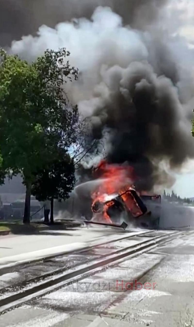 D-650'de kağıt yüklü tır alev topuna döndü