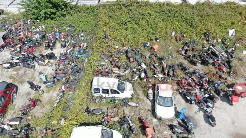 Milyonluk arabalar yedieminde çürüyor