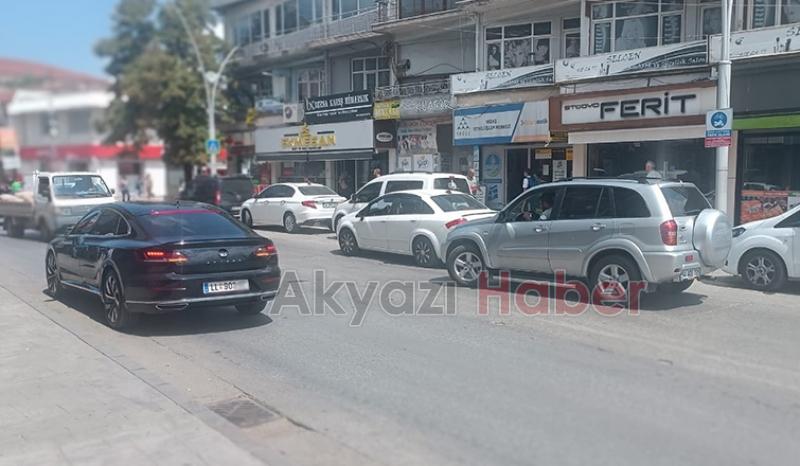 Kısa duraklama, araç kuyruğu Ada Caddesi'nde trafik çıkmazı